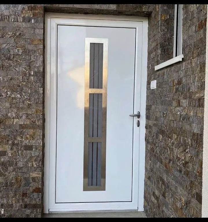 Ugrađeni beli ALU panel na ulaznim vratima